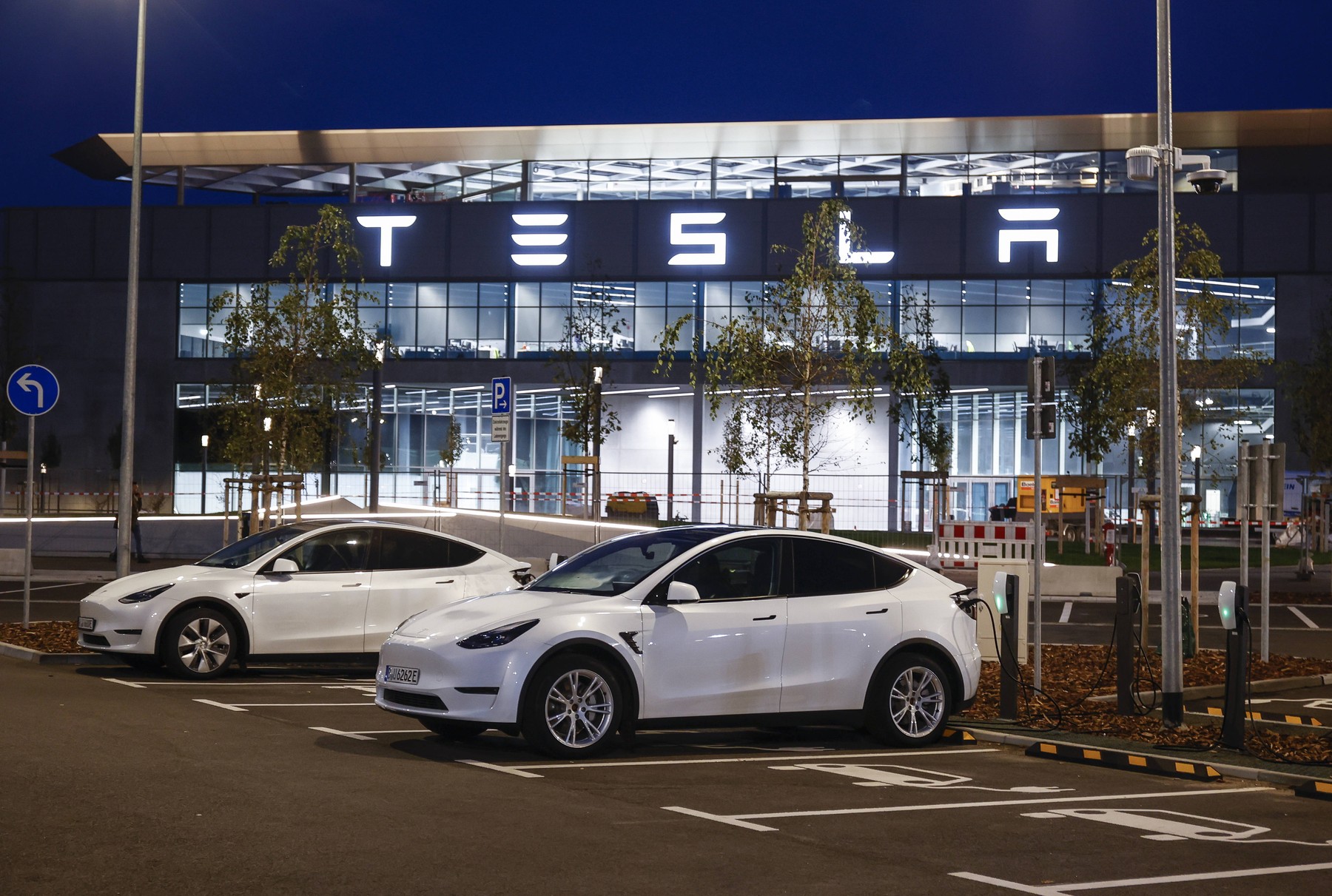 Fabrica Tesla din Germania a fost atacată de "eco-teroriști". Pierderile se ridică la 1 miliard de euro