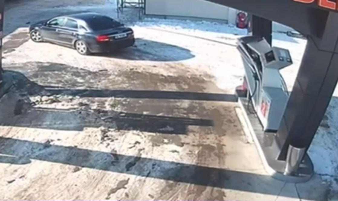 VIDEO Incident periculos într-o benzinărie din Tecuci: Un șofer a plecat cu tot cu furtunul de la pompă, după ce a alimentat