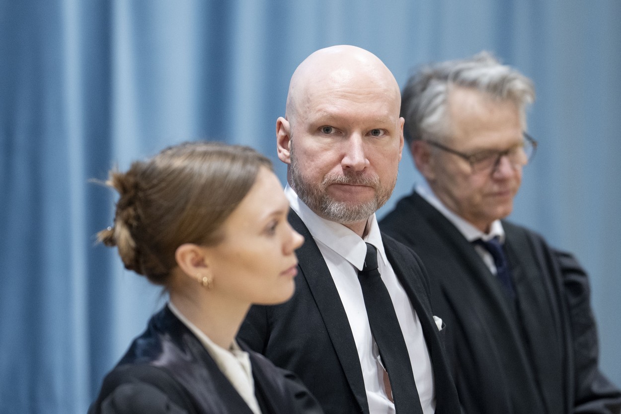 Criminalul în masă Anders Breivik trebuie să rămână în izolare. Este „foarte periculos”, pledează statul norvegian