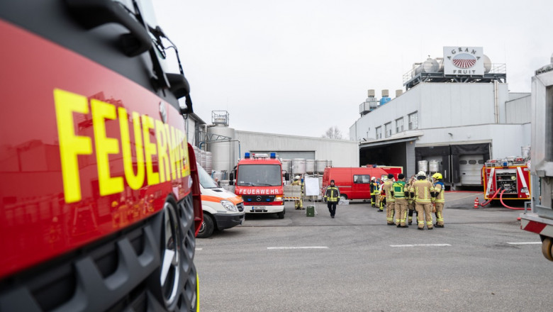 echipaje de pompieri la o fabrica din konstanz germania unde a avut loc un accident chimic