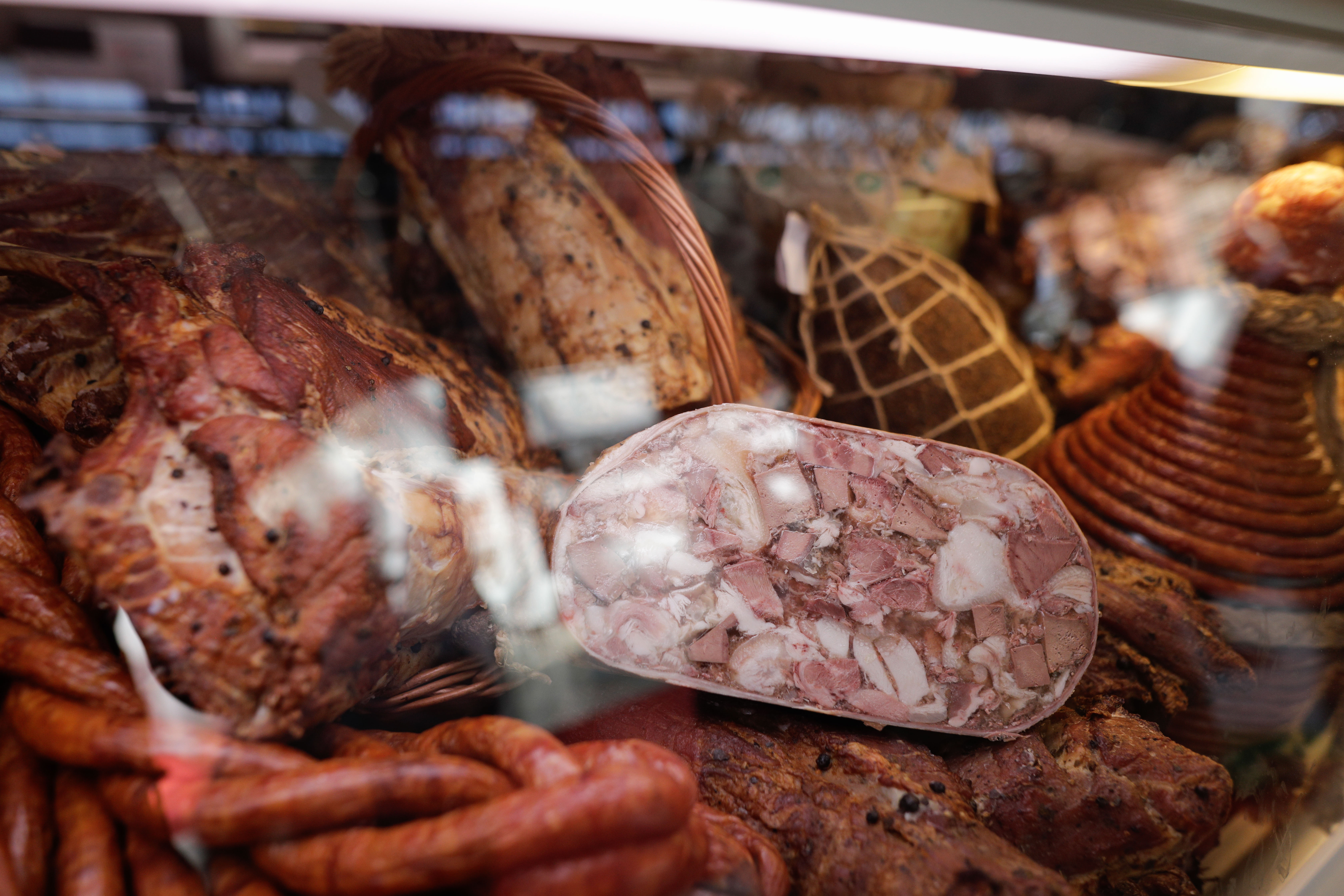 Ministrul Agriculturii: Importăm 60% din consumul de carne de porc şi exportăm jumătate din producţia de carne de pui
