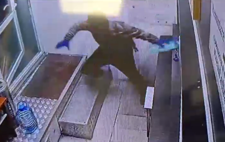 VIDEO. Atac la o casă de amanet din Capitală. Un bărbat mascat l-a stropit cu benzină pe angajat