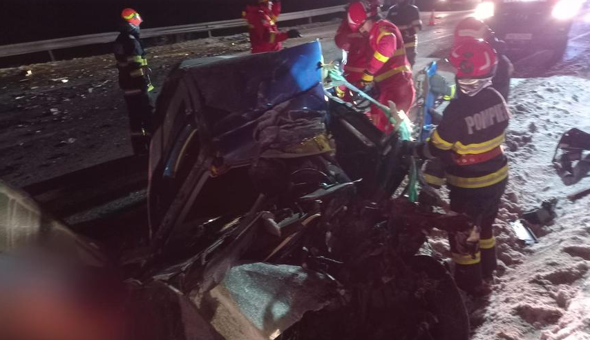 FOTO. Un bărbat a murit şi altul a fost rănit, după ce o maşină şi un camion s-au ciocnit pe centura Sucevei