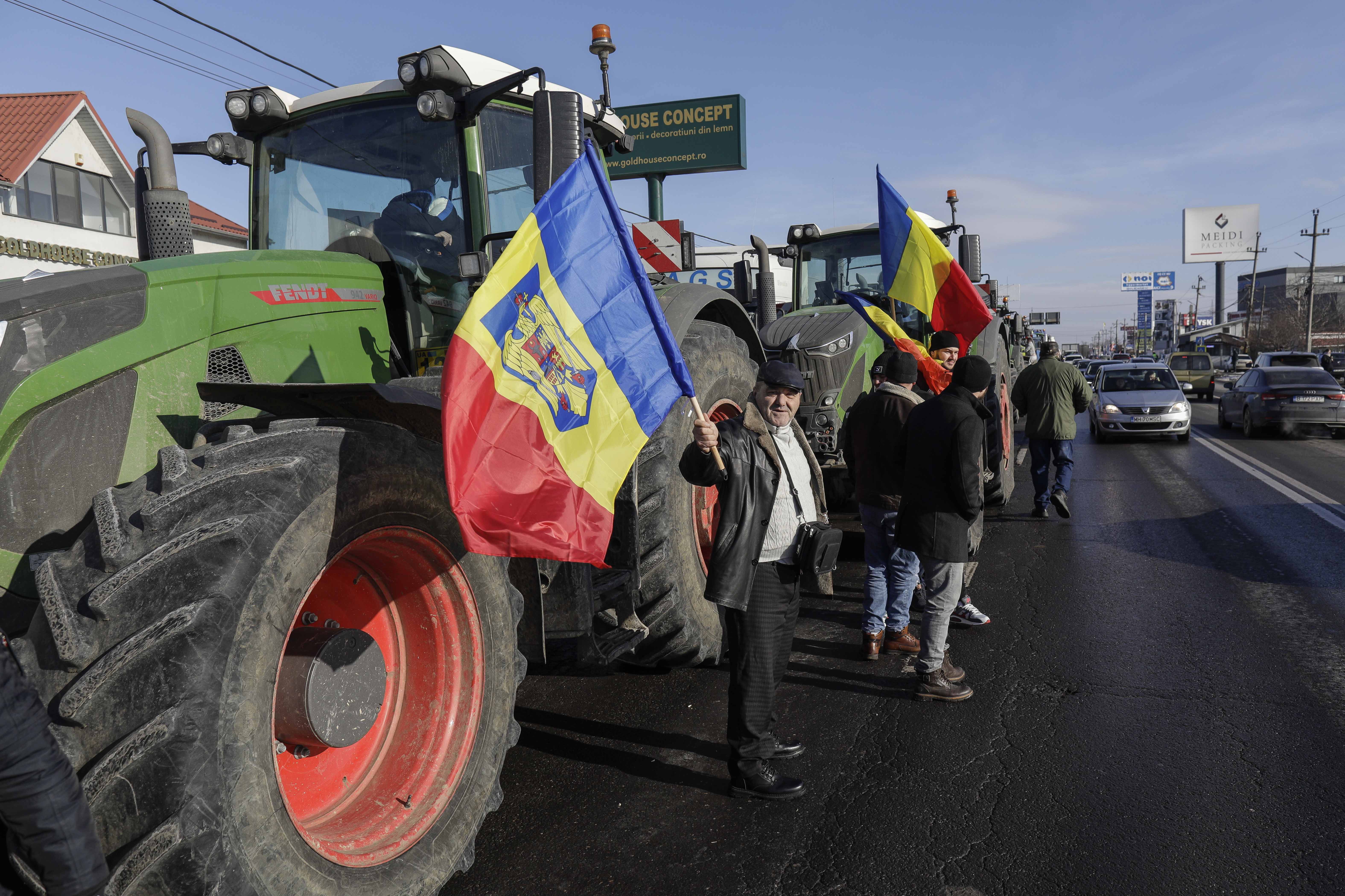 Circulație blocată în mai multe zone din țară, în timp ce fermierii și transportatorii negociază la Ministerul Finanţelor