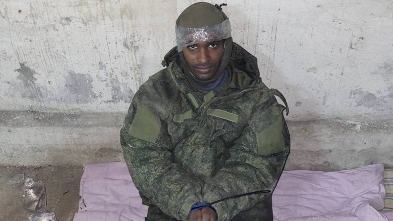 mercenar somales cu mainile legate prins in ucraina, in uniforma de camuflaj