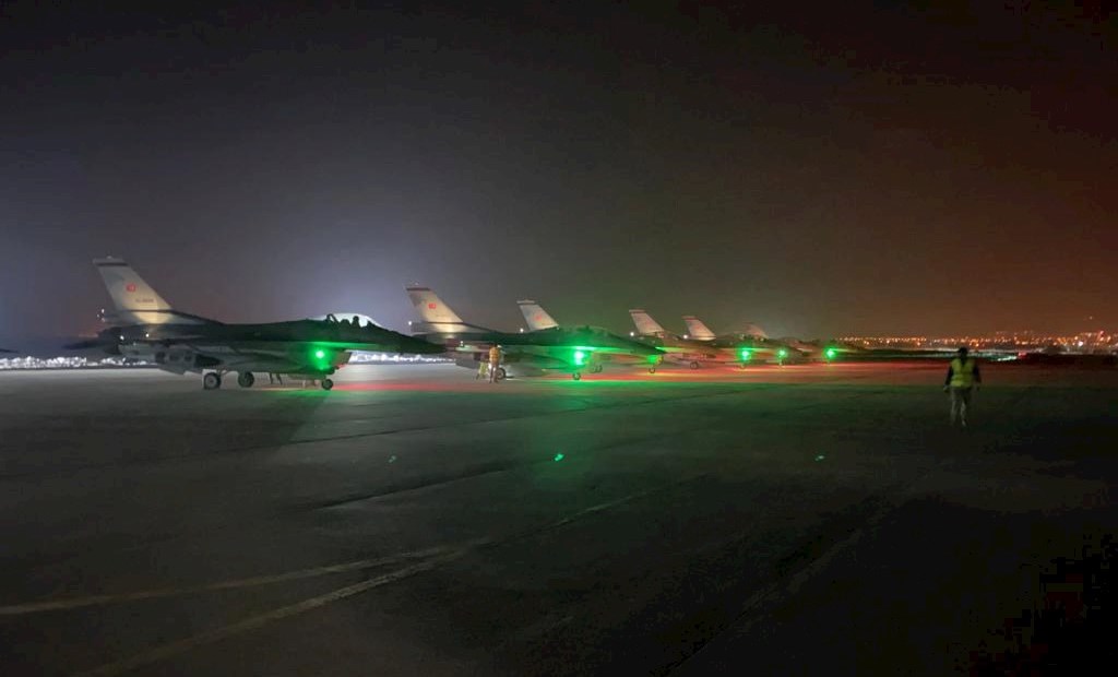 Turcia a atacat aerian ținte din Irak şi Siria după uciderea a nouă soldaţi. Erdogan a convocat o reuniune de securitate de urgenţă