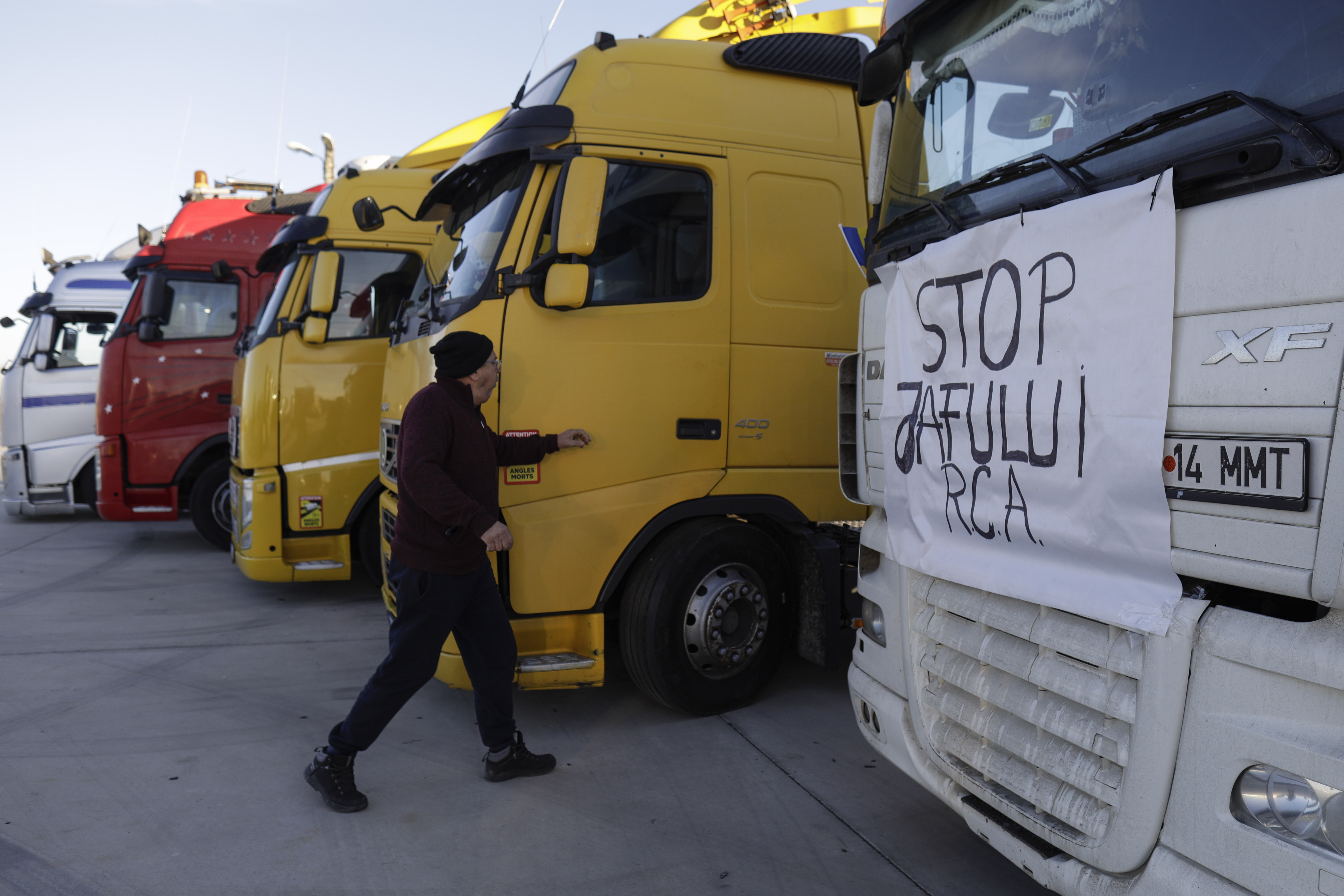 Fermierii și transportatorii refuză să plece de la porțile Capitalei. „Oamenii vor să vină la București și nu sunt lăsați”