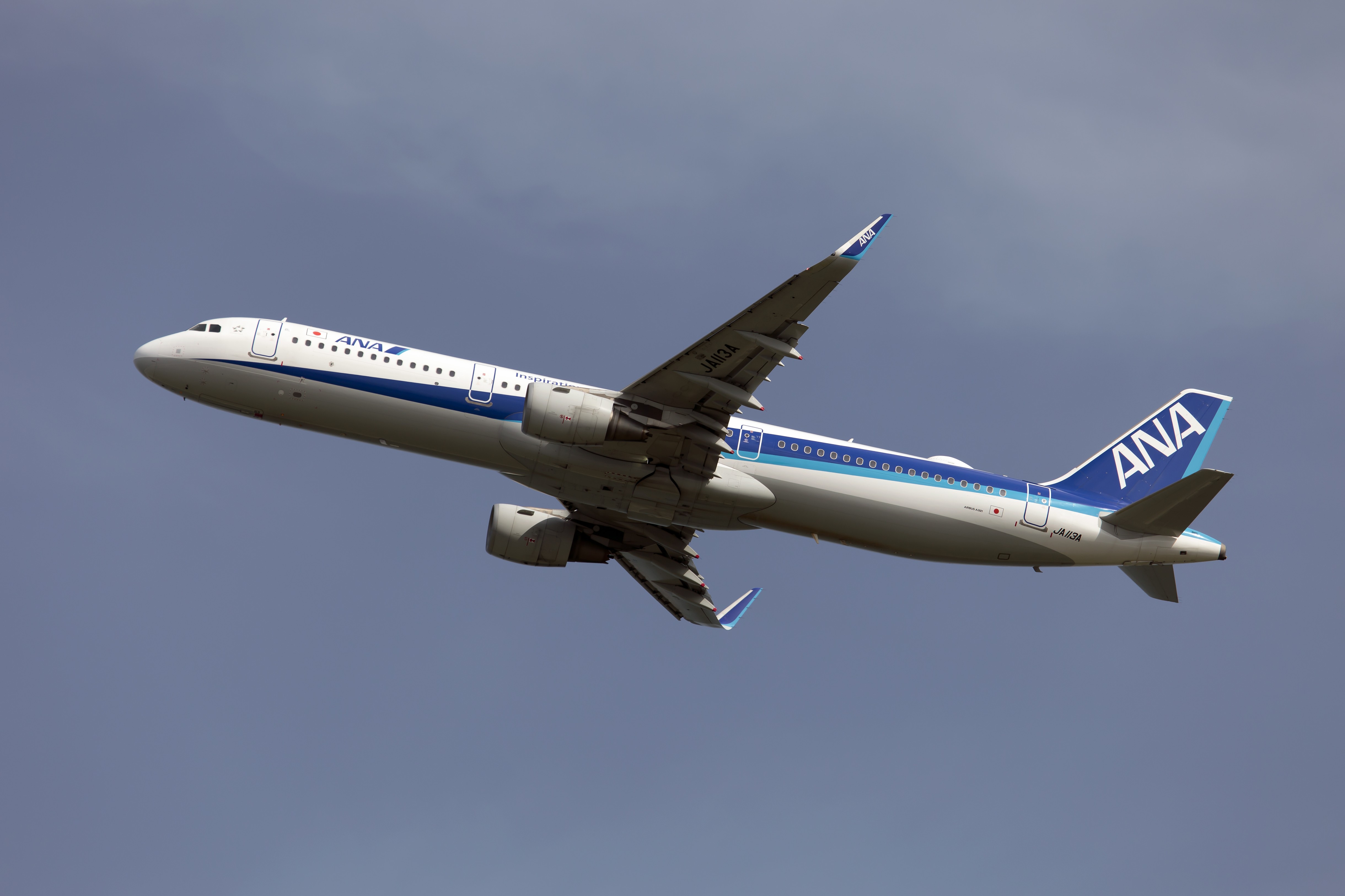 Un avion Boeing 737-800 a aterizat de urgență în Japonia după ce una dintre ferestre a crăpat în zbor