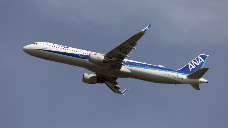 Un avion Boeing 737-800 al companiei japoneze ANA s-a întors pe pe aeroportul de plecare din Japonia, din cauza unei crăpături la fereastra cabinei