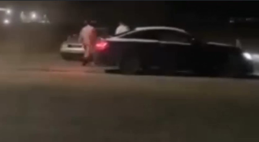 VIDEO Nervoși că nu pot face drifturi liniștiți, un băiat și iubita lui au început să împartă pumni și picioare șoferilor, în Sibiu