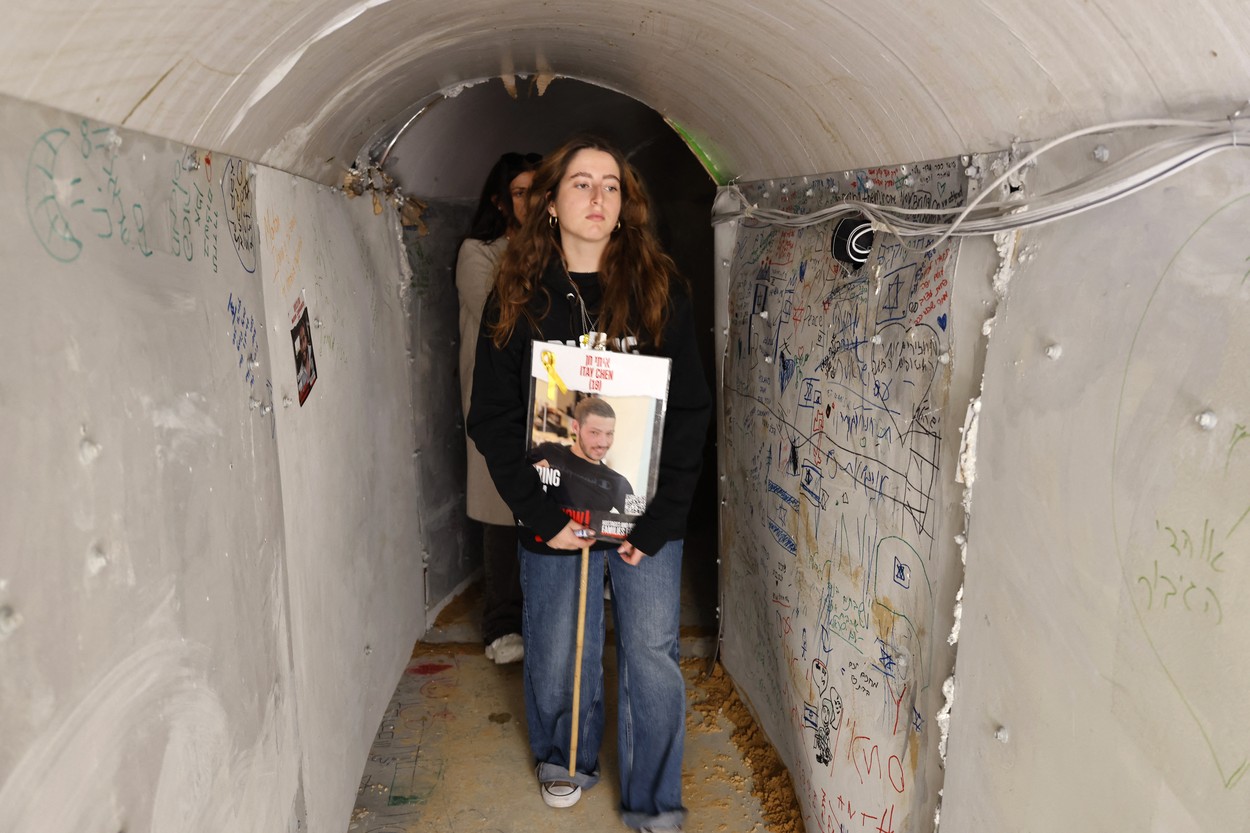 100 de zile de război Israel-Hamas: La Tel Aviv a fost construit un tunel simbol în „piața ostaticilor”