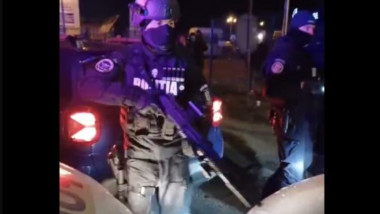 n poliţist a îndreptat arma din dotare către o maşină care s-ar fi dus spre protestatari