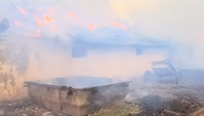 Incendiu violent în Giurgiu. O casă şi un adăpost de animale au fost mistuite de flăcări