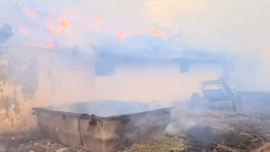 O casă şi un adăpost de animale din municipiul Giurgiu au fost mistuite de flăcări