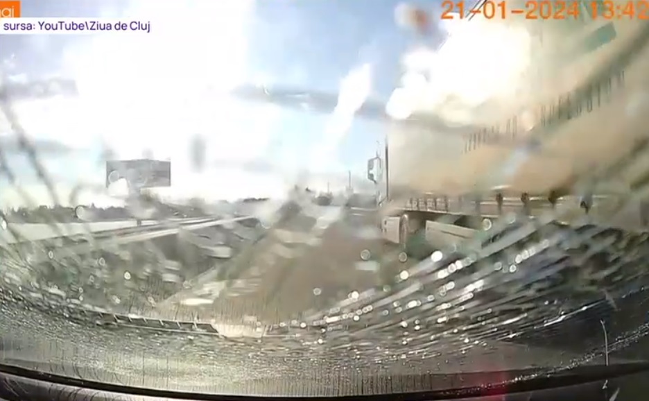 VIDEO Momentul în care un țurțur uriaș căzut de pe un TIR sparge parbrizul unei mașini. Imagini de pe camera de bord