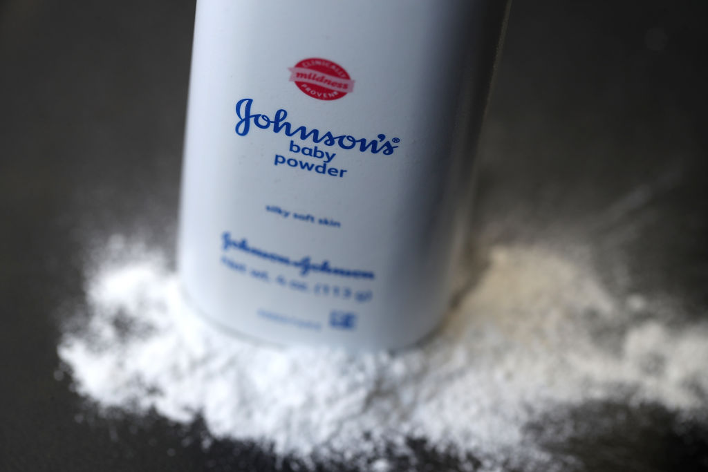 J&J a ajuns la un acord de 700 de milioane de dolari pentru rezolvarea investigațiilor din 40 de state americane privind pudra de talc