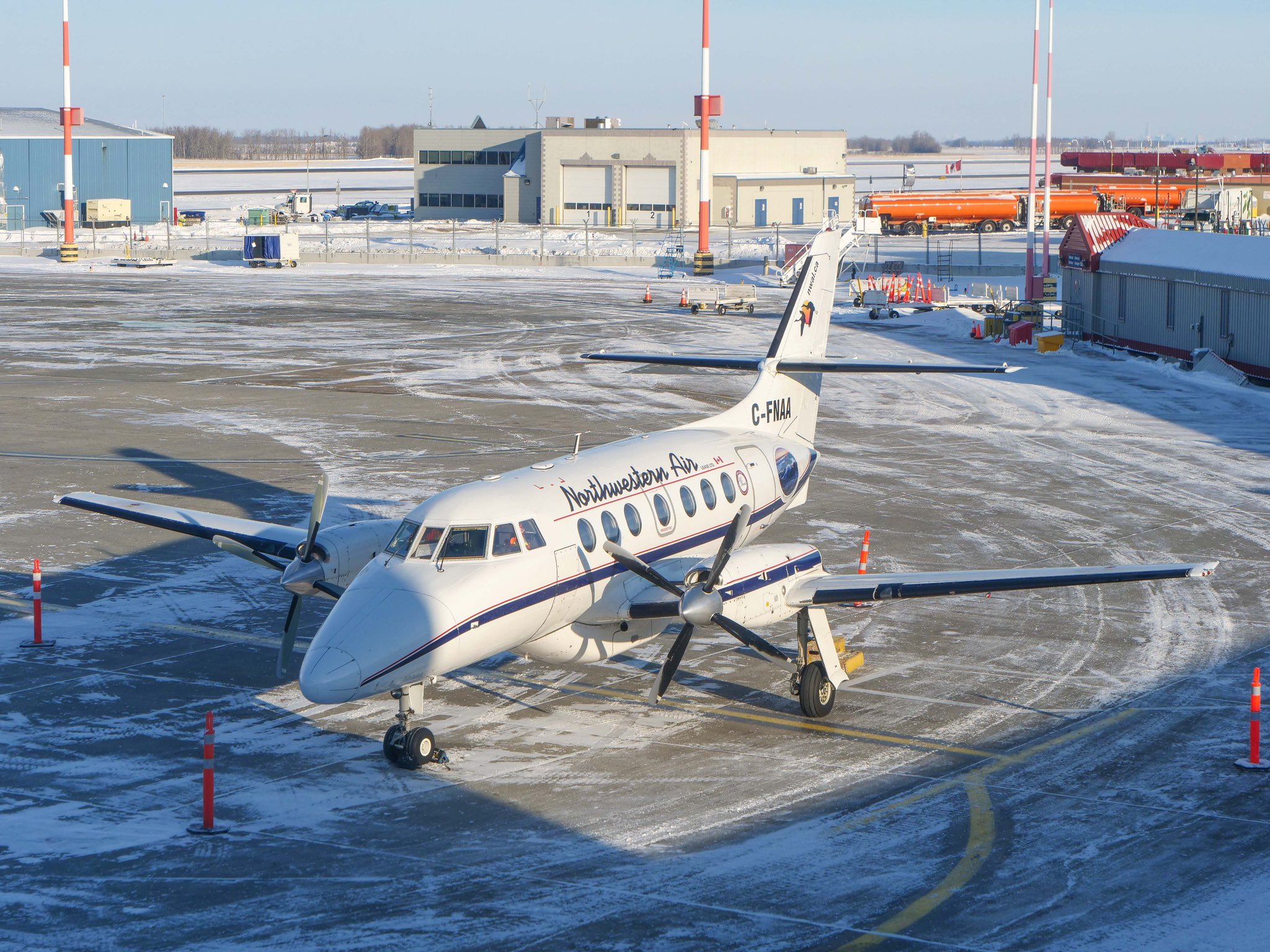 Un avion care transporta muncitori către o mină de diamante s-a prăbuşit în nord-vestul Canadei. 10 oameni ar fi murit