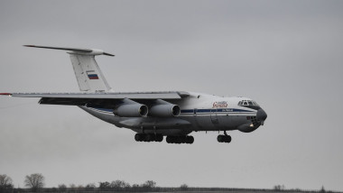 avion il-76 de transport la aterizare