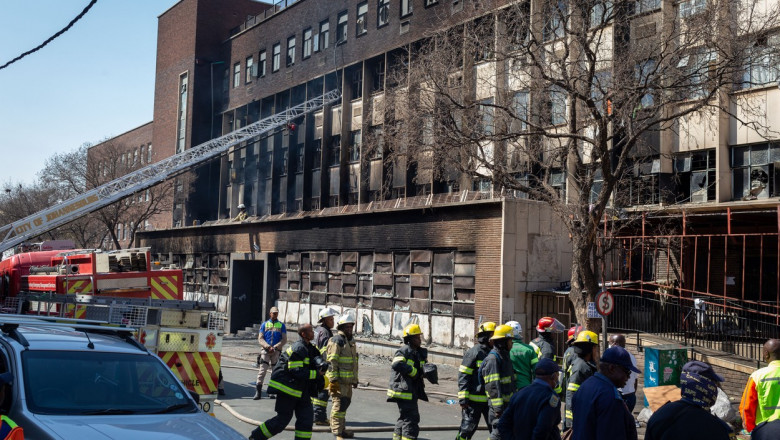 pompieri la o clădire afectata de incendiu