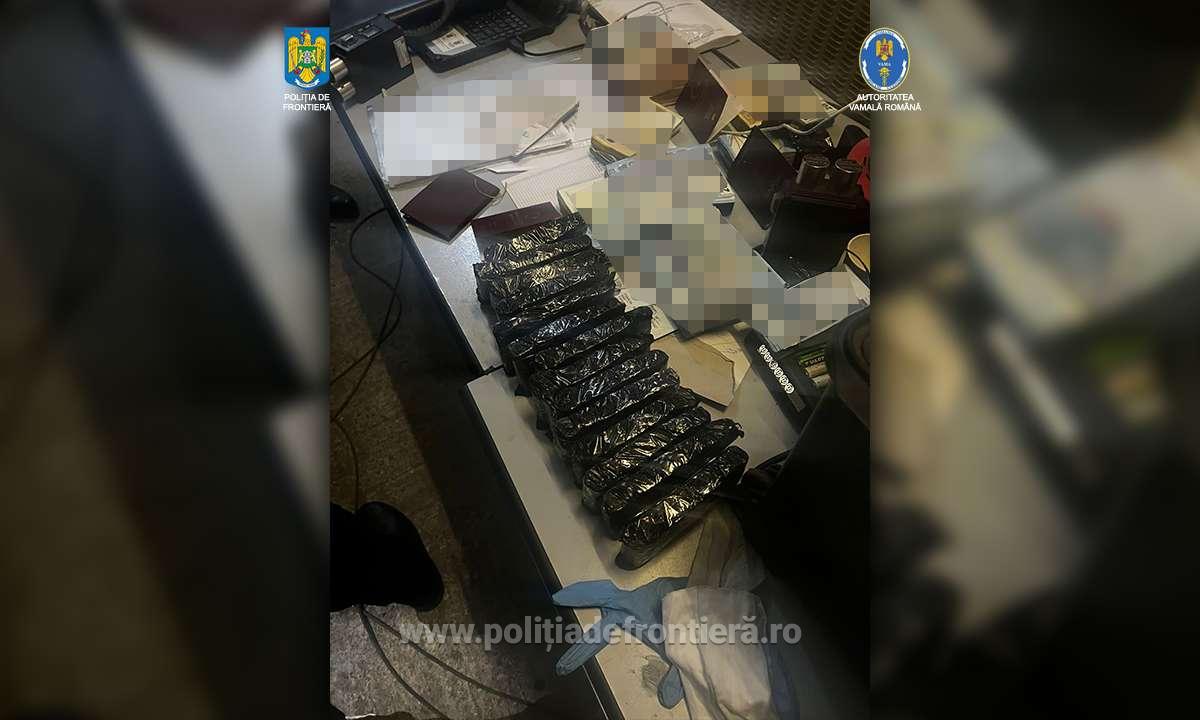 Descoperire de amploare într-un autocar din vama Giurgiu. La motor și sub hainele pasagerilor era ascunsă o mică avere