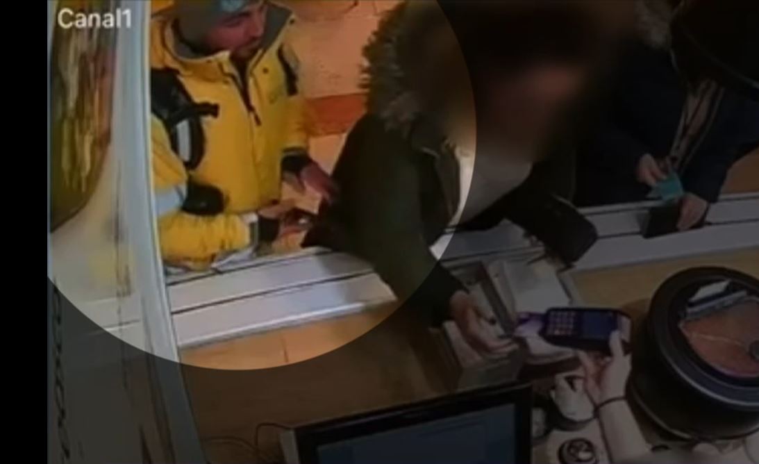 VIDEO Momentul în care un livrator de mâncare fură telefonul unei femei, într-un mall din București