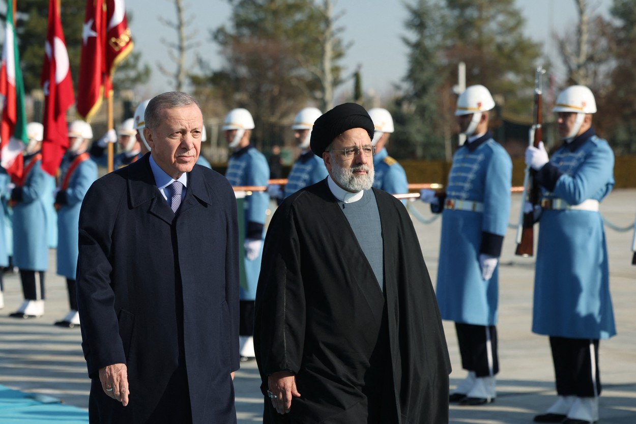 Iranul încearcă o „apropiere tactică” de Turcia. Ebrahim Raisi a mers la Ankara să discute cu Erdogan