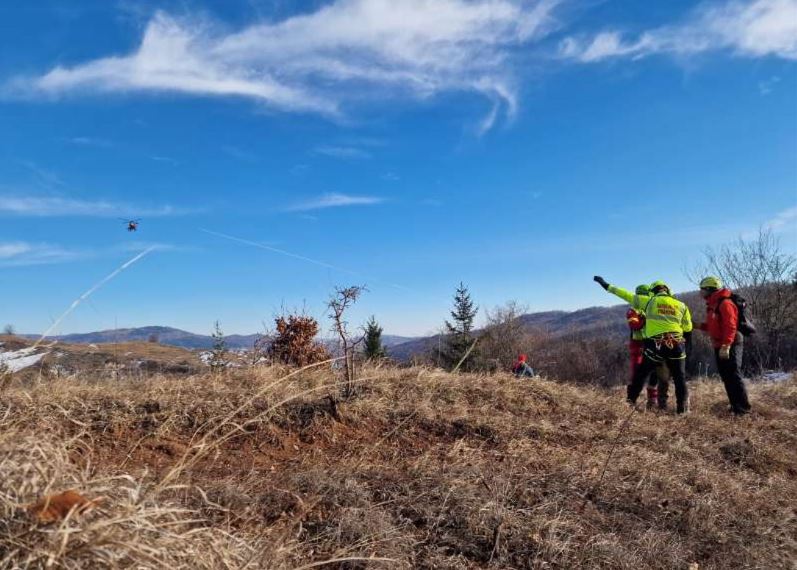 O fată de 16 ani, dată dispărută, a fost salvată după ce a petrecut noaptea în pădure, în ger