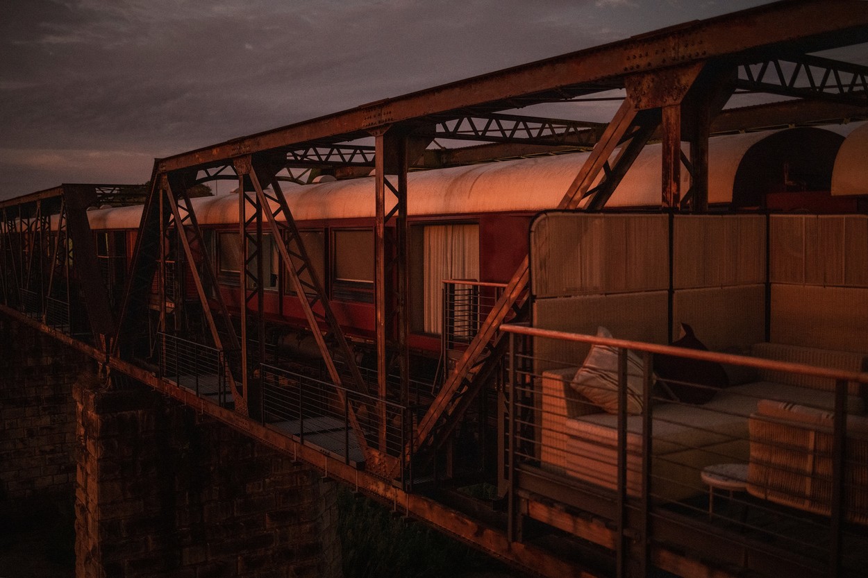„Călătorie spre nicăieri”. Un tren abandonat a fost transformat într-un hotel de lux. Are zeci de apartamente moderne și o piscină