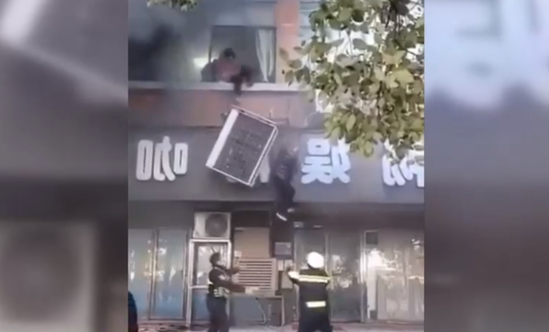 VIDEO Incendiu devastator în China. Momentul în care oamenii sar pe fereastră pentru a scăpa de flăcări