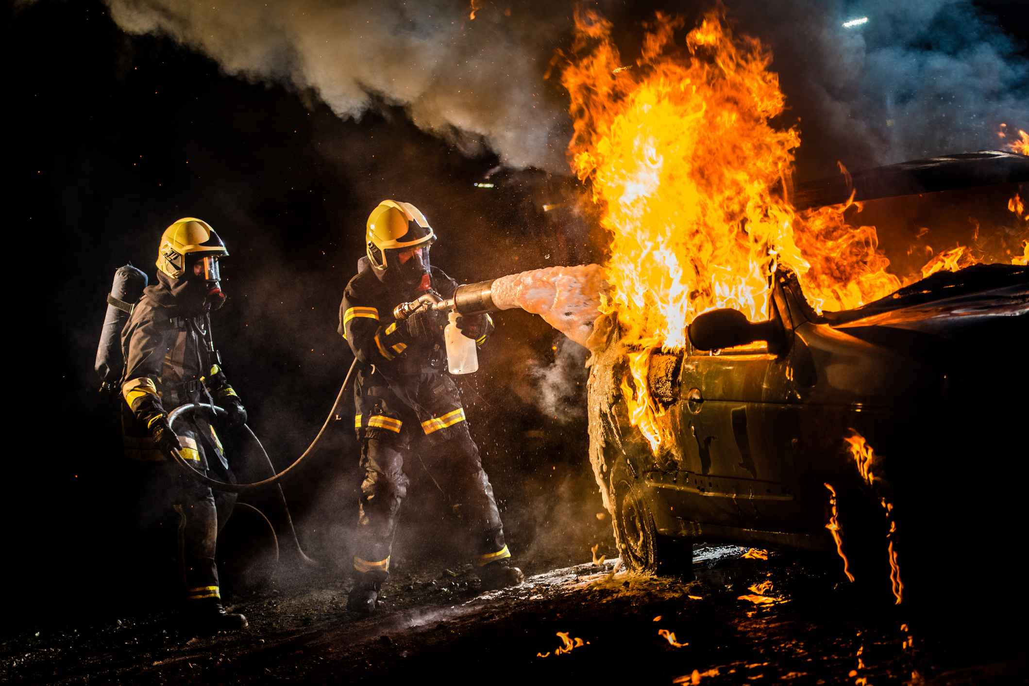 Un șofer din Suceava a fost reținut, după ce a ambalat motorul mașinii până când aceasta a luat foc. Era beat și avea permisul anulat