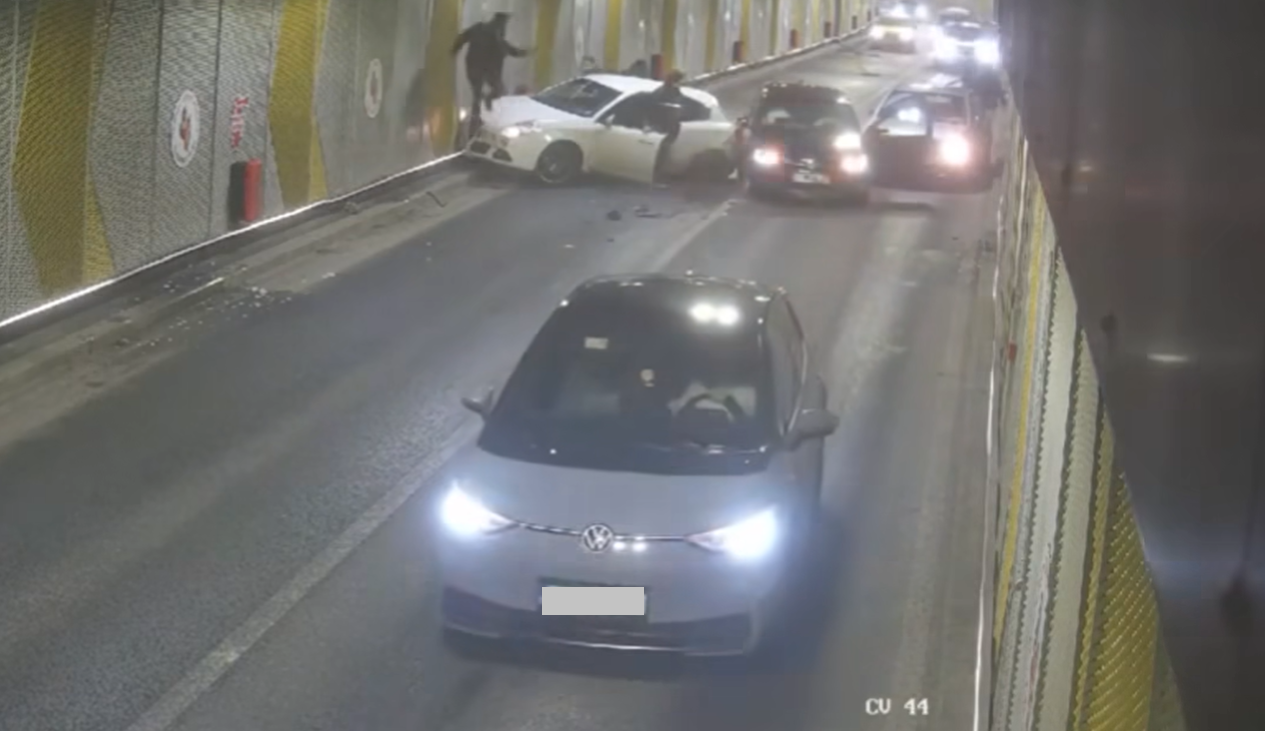 Cum s-a produs accidentul din Pasajul Unirii, soldat cu patru răniți și trei mașini avariate