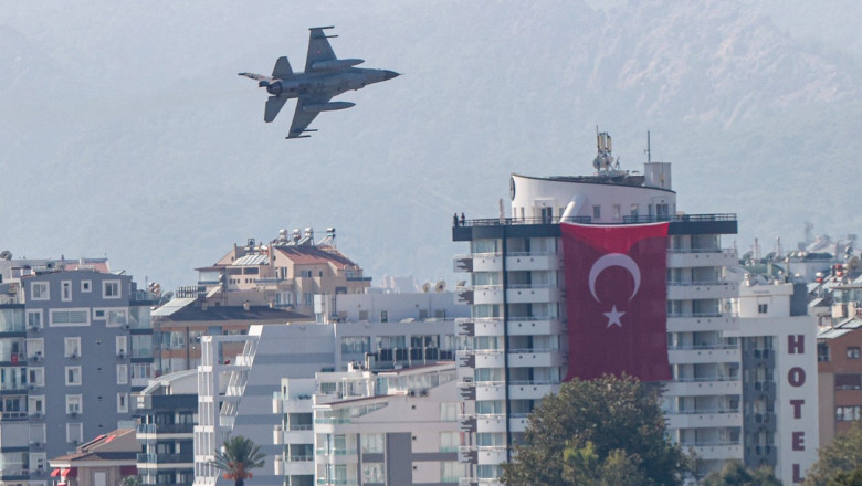 F16s perform rehearsal flight in Antalya