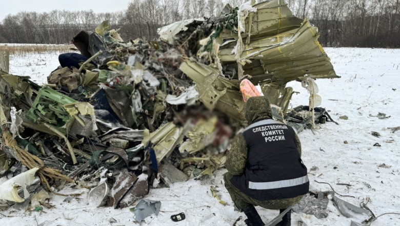 soldat rus langa epava avionului il-76 doborat la belgorod