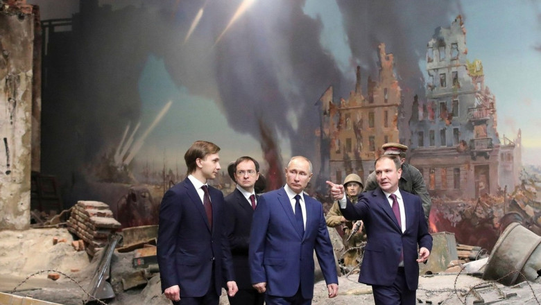 Moscow, Russia. 28th Jan, 2021. Russian President Vladimir Putin, presidential aide Vladimir Medinsky and museum director Alexander Shkolnik, visit the Victory Museum on Poklonnaya Hill January 28, 2021 in Moscow, Russia. Putin marked the 77th anniversary