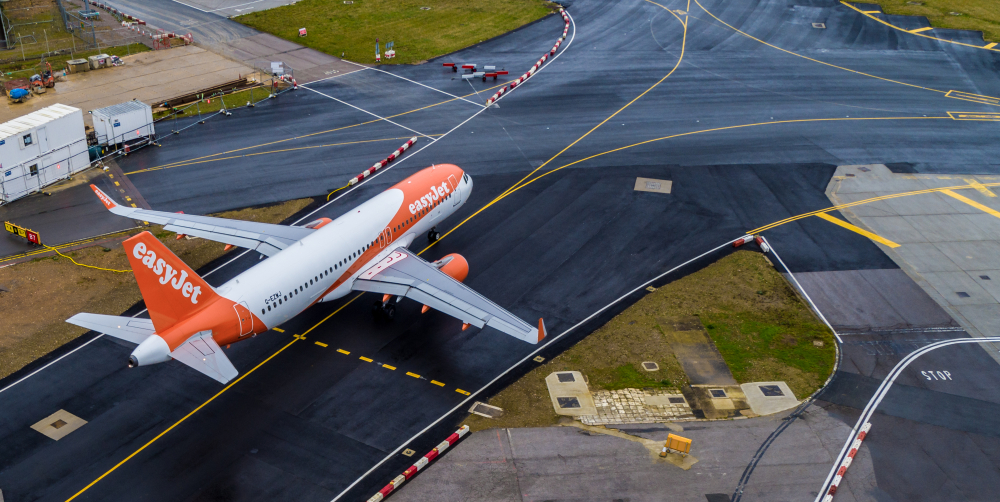 Urcat la bordul unui avion pentru Spania, un tânăr a făcut o glumă proastă cu prietenii. Riscă acum o amendă de 120.000 €