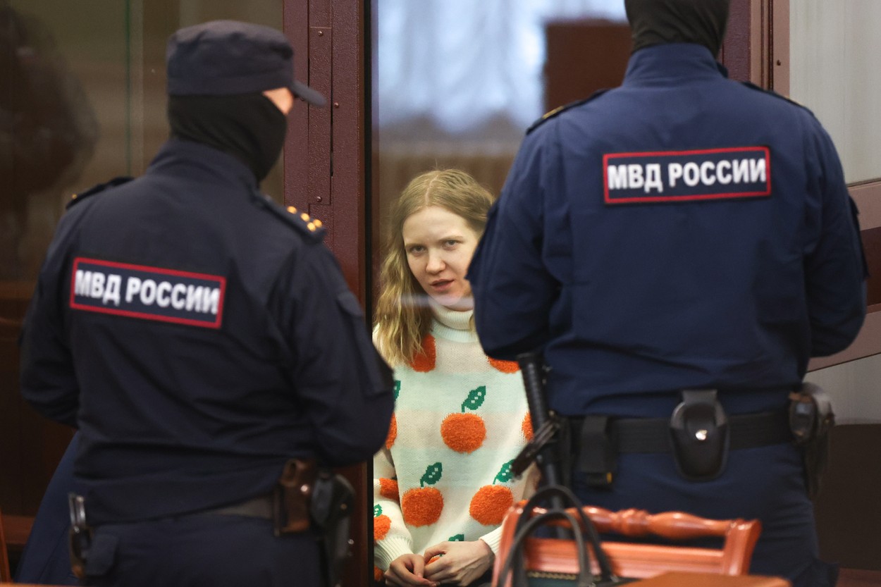Rusoaica Daria Trepova a fost condamnată la 27 de ani de închisoare, pentru că l-a ucis pe vloggerul Vladlen Tatarski