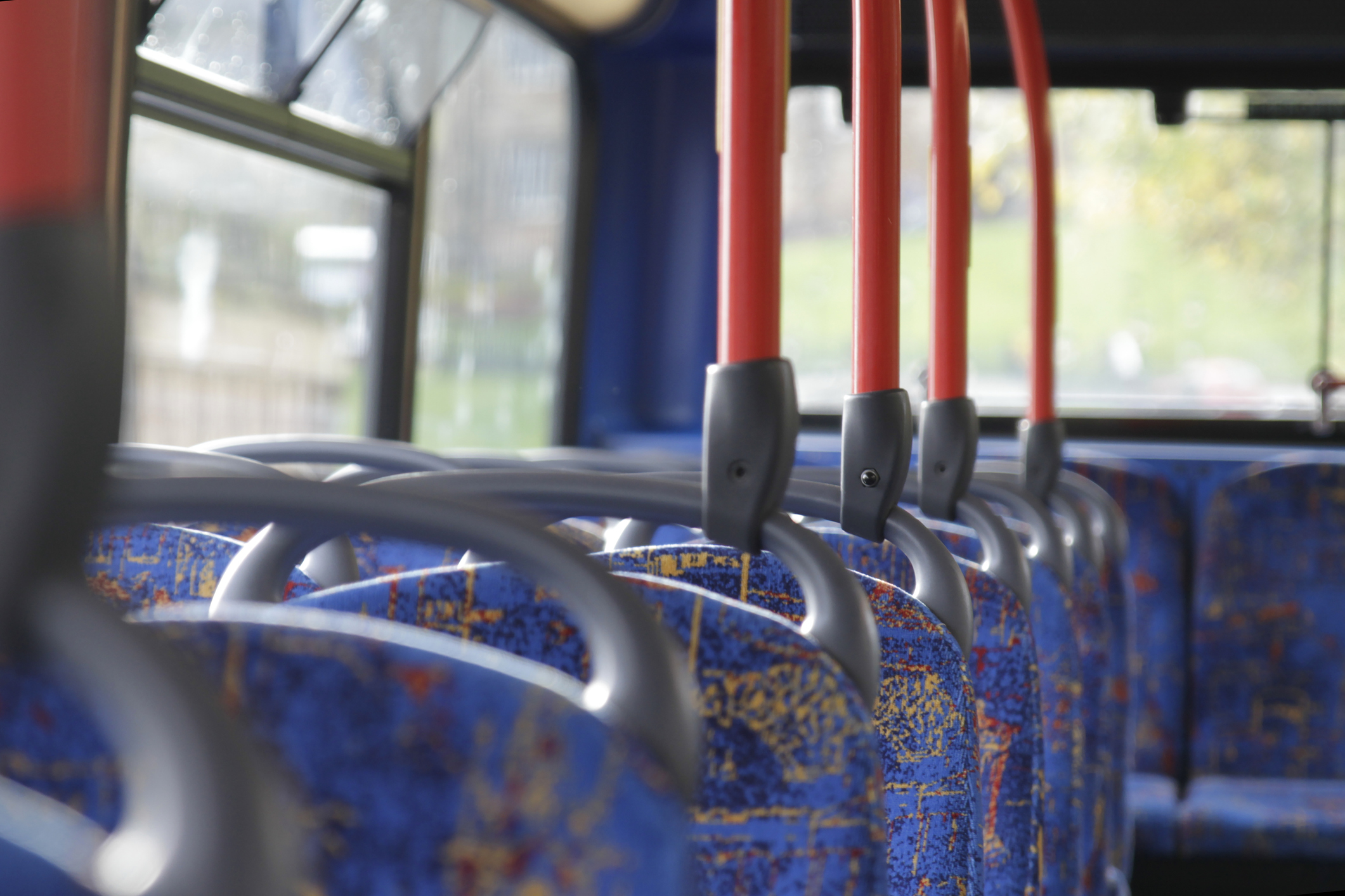 Un tânăr din Ilfov a fost arestat preventiv pentru că a bătut un adolescent în autobuz