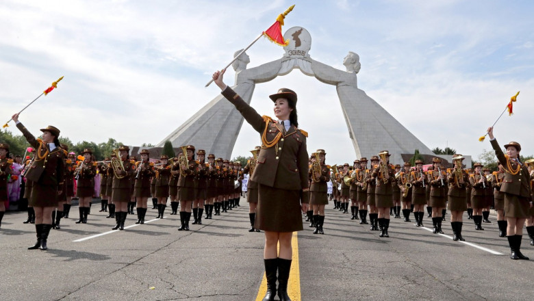 femei polițist la arcul reunificării din Coreea de Nord