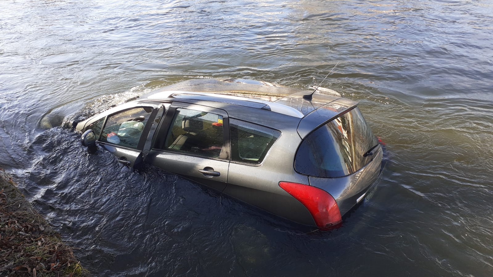 Un șofer din Cluj-Napoca a plonjat cu mașina în râul Someș. Bărbatul a ieșit singur din autoturism