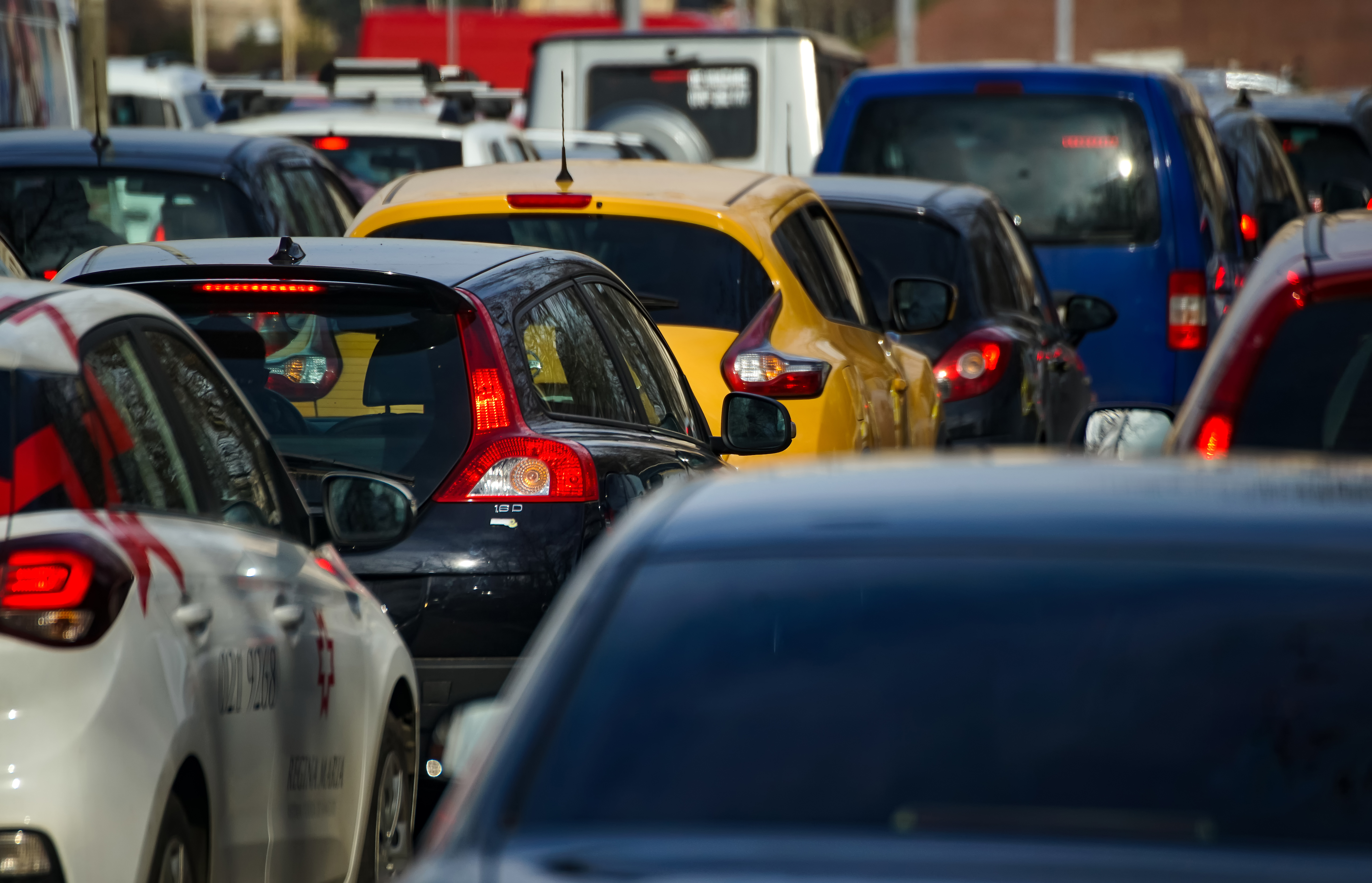 Românii conduc printre cele mai vechi mașini din Europa. Mulți șoferi spun că ar vrea unele noi, dar nu au bani să le cumpere