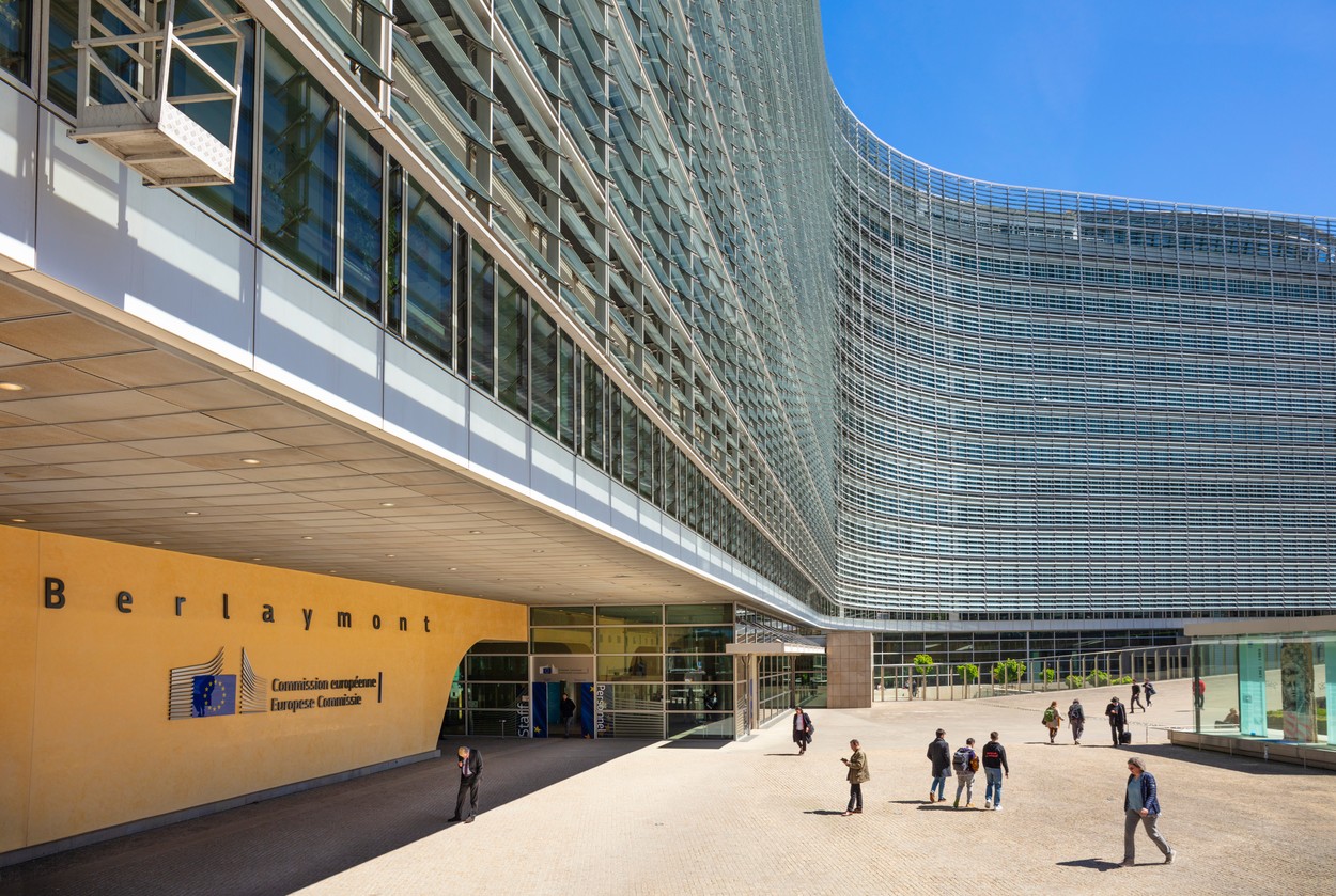 Comisia deschide un infringement împotriva României şi altor 16 state UE pentru netranspunerea directivei privind imigranţii calificaţi