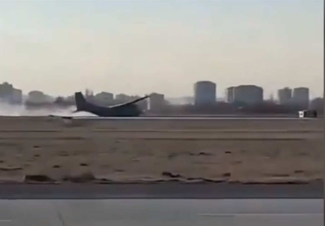 VIDEO Momentul în care un avion militar aterizează de urgență pe o autostradă din Turcia