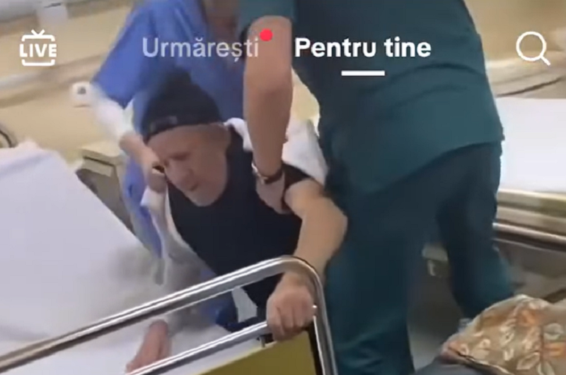 Anchetă la Spitalul Bârlad, după ce doi angajați au fost filmați în timp ce bruschează un bătrân care nu se putea ține pe picioare