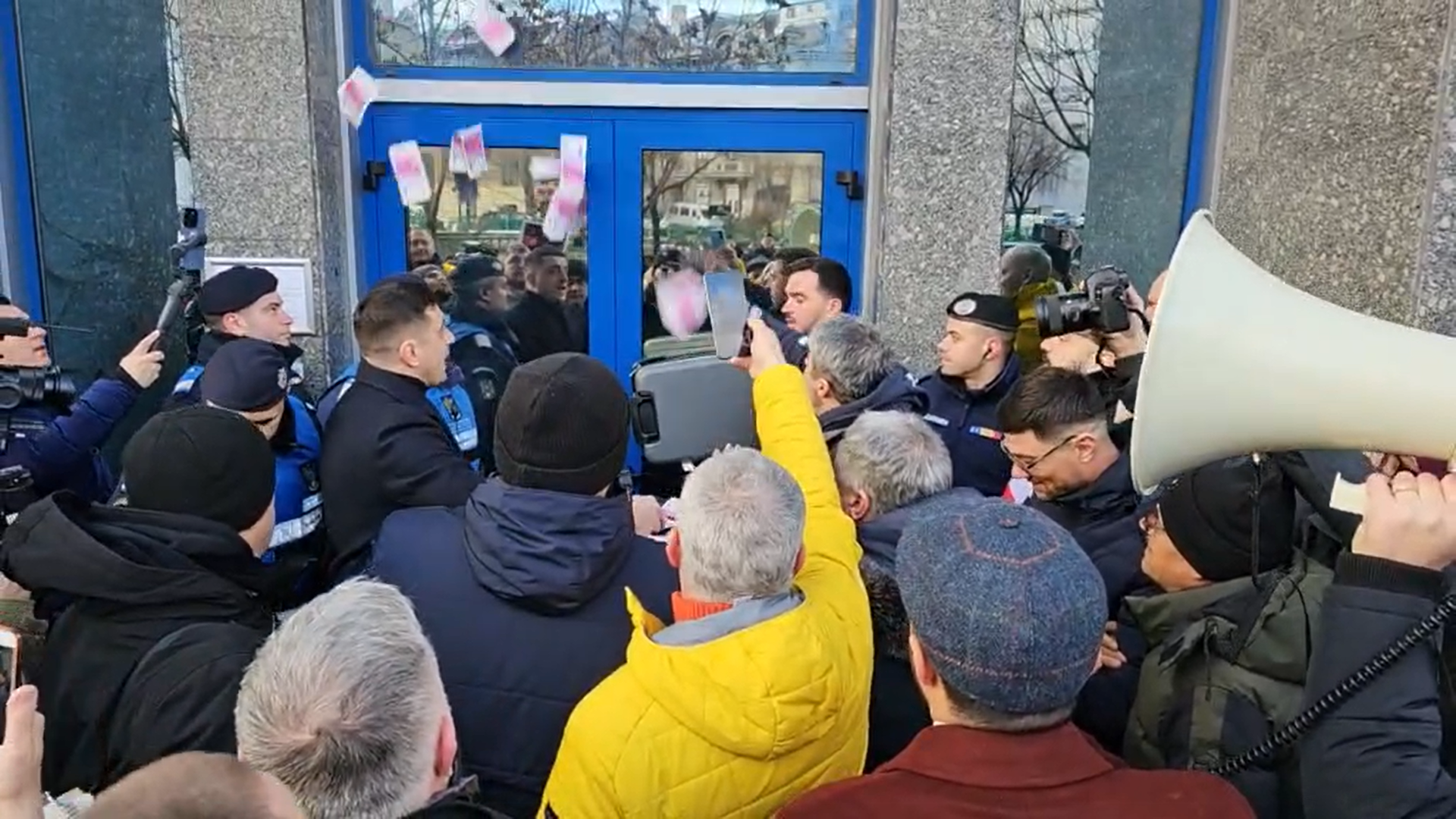 Protest AUR la ASF. George Simion a vrut să intre în sediu, jandarmii au baricadat ușa. Circulație blocată pe Splaiul Independenței
