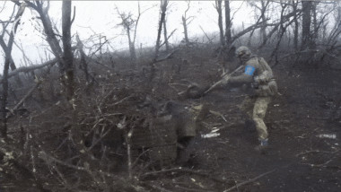 soldat ucrainean in padure trage cu arma