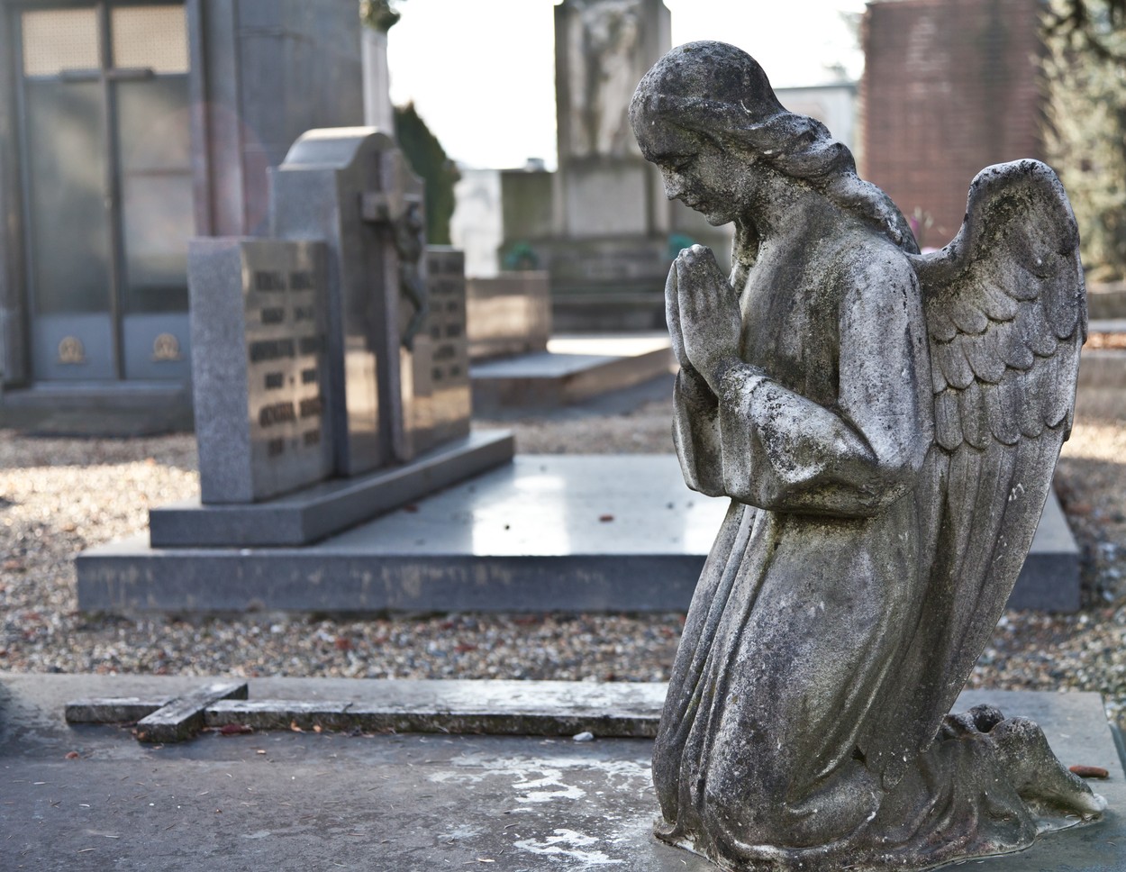Un sat din Italia, rămas fără locuri în cimitir, oferă 1000 de euro celor care își incinerează morții