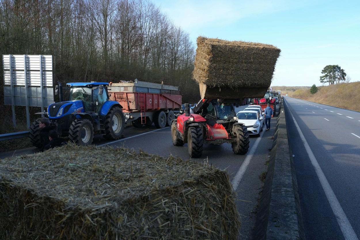 Fermierii francezi au blocat drumurile din jurul Parisului și amenință că vor intra în capitală