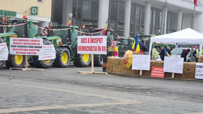 Protestul fermierilor de la Timişoara se încheie, deși aveau autorizație până pe 29 ianuarie. Tractoarele, scoase din centrul orașului