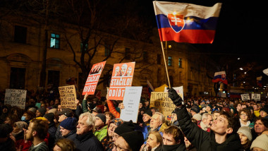 oameni care protesteaza in slovacia