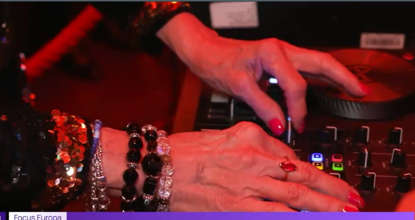 VIDEO Cel mai vârstnic DJ din Suedia are 79 de ani. „Iubesc muzica. Și dacă îi pot face pe alții fericiți, e minunat”